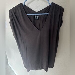 Women’s SMALL top